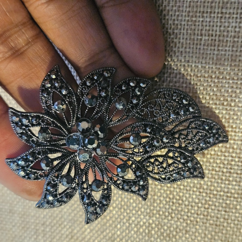 Vintage LC Liz Claiborne Black Rhinestone‎ Brooch Pin Metal Flower Shooting Star